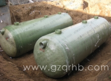 兩個(gè)90m3玻璃鋼化糞池安裝現(xiàn)場